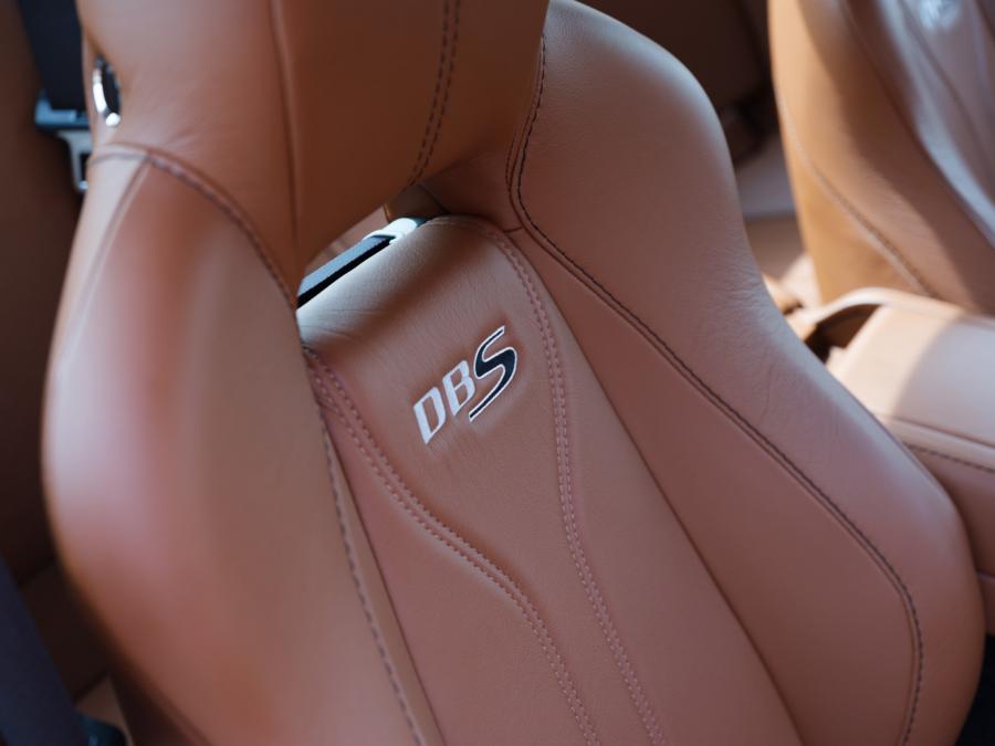 Детали интерьера Aston Martin DBS 2012 года  (фото 21 из 53)